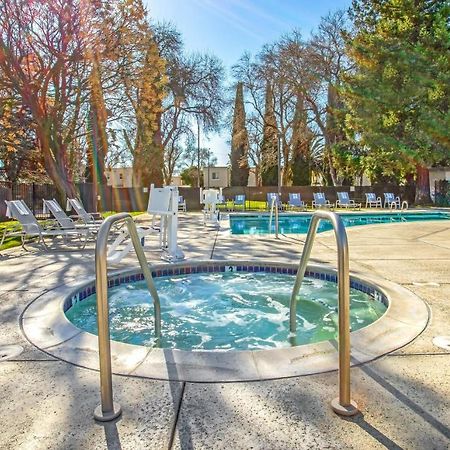 Lions Gate Hotel McClellan Экстерьер фото